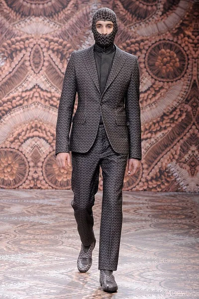 Look 16